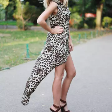 Dana Rogoz se bucură de ultimele zile călduroase în animal print. Îţi place?