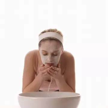 Frumuseţe: Învaţă să-ţi faci peeling acasă