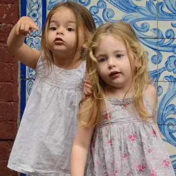 Două fetiţe superbe. Ghici cine e mămica lor celebră!