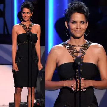 Halle Berry, superbă pe scenă. Uite ce rochie a purtat!