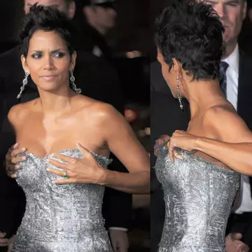 Frumuseţea cere sacrificii. Halle Berry se "luptă" cu rochia de pe ea