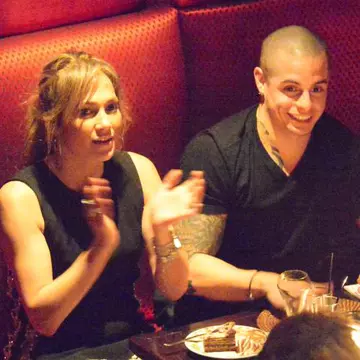 Poze: Cum se distrează Jennifer Lopez şi Casper la o petrecere privată