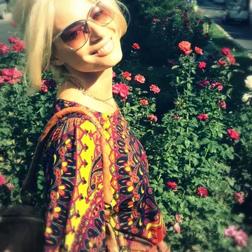 Laura Cosoi, boemă într-o ţinută retro. Îţi place?