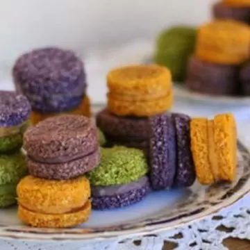 Reţete raw: Macarons cu kaki, ceai verde, cocos şi afine fără foc