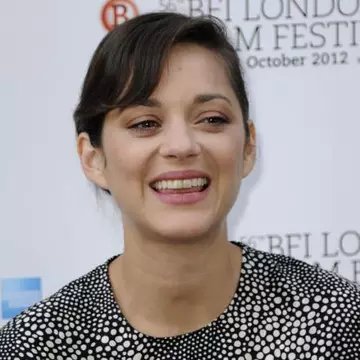 Marion Cotillard, superbă la Londra. Uite ce rochie drăguţă a purtat!