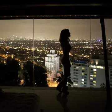 Monica Bîrlădeanu, în pielea goală acasă la Bobby Păunescu. Sunt din nou iubiţi?