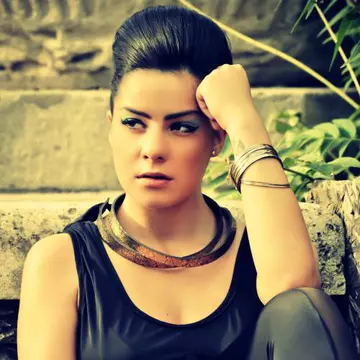 Oana Tache, şedinţă foto pentru Atelierul de Haine 
