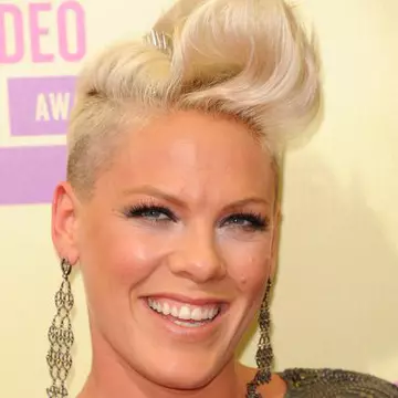 Pink a pozat topless pentru Bryan Adams