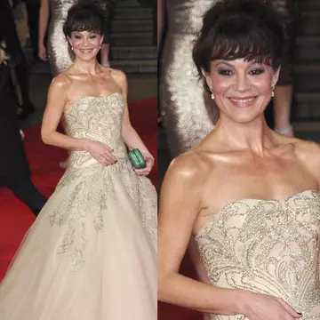 Premieră de film sau nuntă? În rochie de mireasă pe covorul roşu!