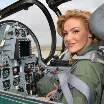Roxana Ciuhulescu zboară cu un supersonic! Vezi poze inedite!