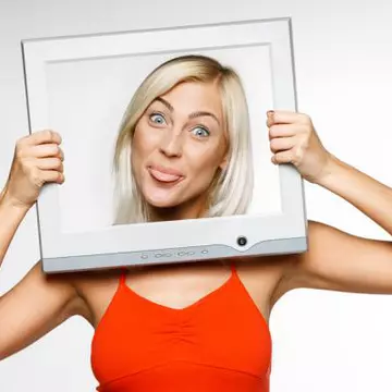 VIDEO: Mirajul celebrităţii. Televiziunea îşi bate joc de oamenii săraci cu duhul