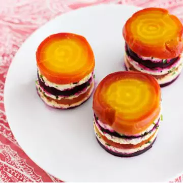 Reţete raw: Gustări delicioase cu morcovi, ardei gras şi brânză de migdale fără foc