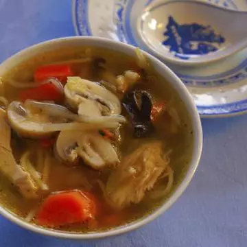 REŢETE: Supă de pui cu ciuperci