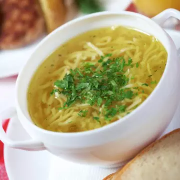 REŢETE: Supă de pui cu legume şi tăiţei