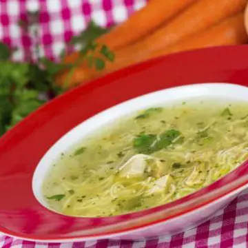 REŢETE: Supă de pui cu mazăre