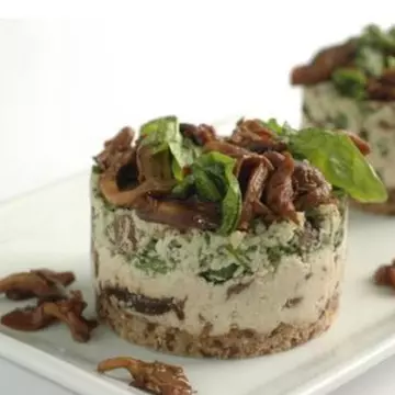 Reţete raw: Tartă cu ciuperci şi spanac fără foc