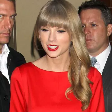 Wow! Taylor Swift îşi promovează noul album. Nu-i aşa că e sexy în rochie roşie?