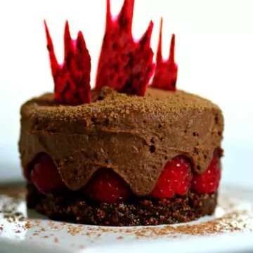 Reţete raw: Tort de ciocolată cu fructe de pădure şi ghimbir fără foc