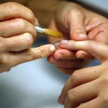 Frumuseţe: Tot ce trebuie să ştii despre unghiile false