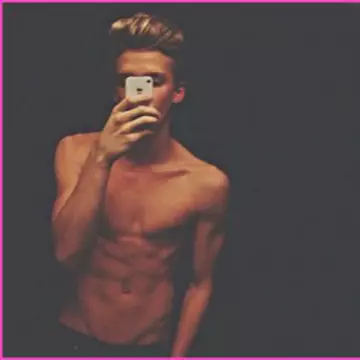 Cody Simpson s-a pozat la bustul gol pentru fane! 