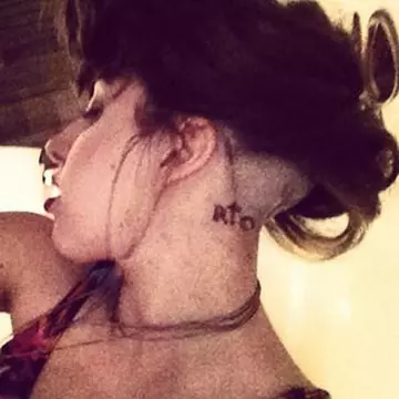 Lady GaGa şi-a făcut un nou tatuaj pe cap! 