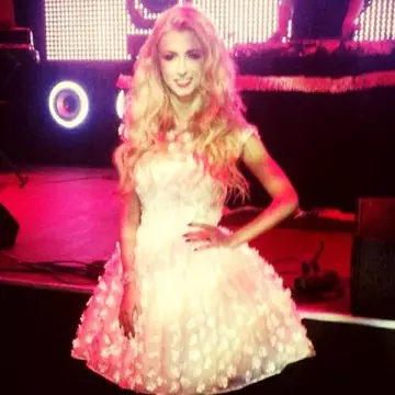 Ce bine îi stă! Andreea Bălan, într-o little white dress superbă