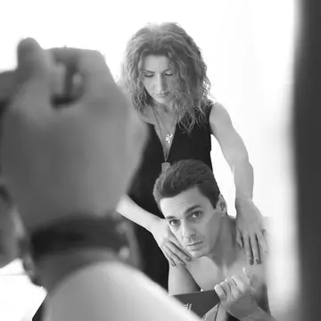 Mircea Badea şi Carmen Brumă, ipostaze sexy în faţa aparatului foto