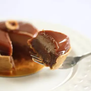 DESERT: Prăjitură cu ciocolată şi cremă caramel