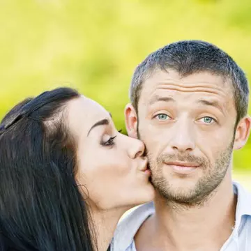 Compatibilitate în cuplu: Află dacă vă potriviţi din limbajul trupului!