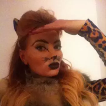 Delia, îmbrăcată ca o pisicuţă rea de Halloween. Sexy sa vulgară?