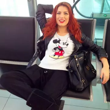 Elena Gheorghe e stilată şi în avion. Vezi cum s-a îmbrăcat!