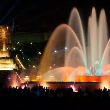 VIDEO: Fântâni arteziene care dansează! Uite ce spectacol frumos!