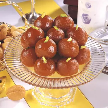 Desert: Gulab Jamun, dulciuri indiene cu apă de trandafiri