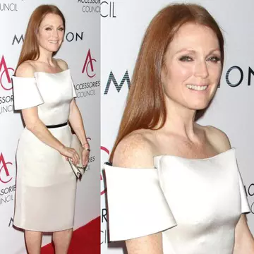 Ce bine arată la 51 de ani! Julianne Moore, superbă în alb