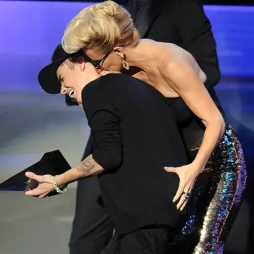 Justin Bieber, "violat" pe scenă la American Music Awards 2012