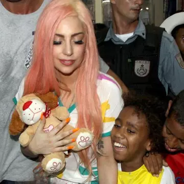 Lady GaGa a jucat fotbal cu copiii săraci din Rio de Janeiro! 