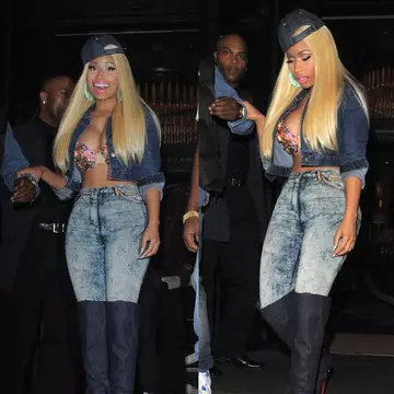 Nicki Minaj, în blugi mulaţi şi sutien. Ai ieşi aşa pe stradă?