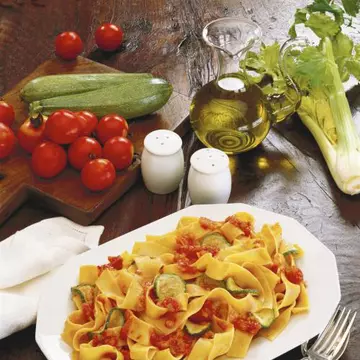 REŢETE: Salată de paste cu roşii