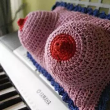 Accesorii decorative scârboase: Organe sexuale tricotate