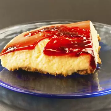 DESERT: Prăjitură cu cremă de brânză şi gem de caise