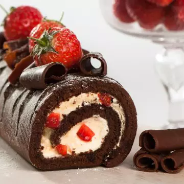 DESERT: Ruladă de ciocolată cu cremă de brânză