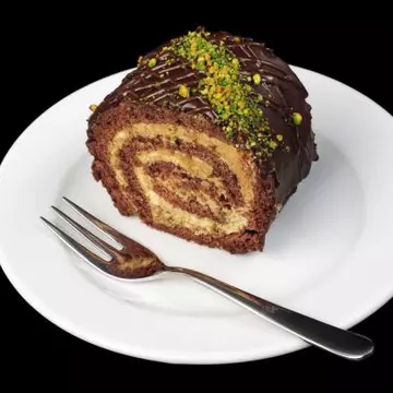 DESERT: Ruladă cu cremă de ciocolată şi fistic