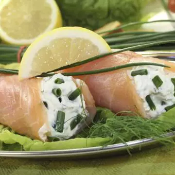 APERITIVE: Rulouri cu somon şi cremă de brânză