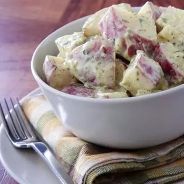 REŢETE: Salată de cartofi în sos