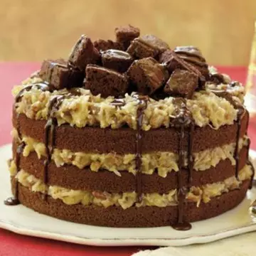 DESERT: Tort german cu ciocolată şi nuci