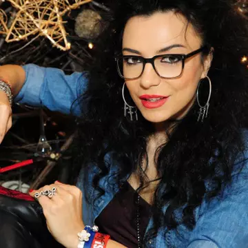 DJ Wanda a primit de la Mos Craciun pantofi cu tocuri de rezerva!