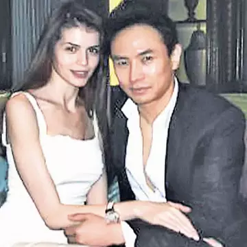 Unul dintre invitaţii Monicăi Gabor: «Am auzit că Mr. Pink are familie şi copil»