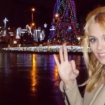 Poze superbe: Andreea Ibacka, fascinată de luminiţele de Sărbători din Bucureşti!
