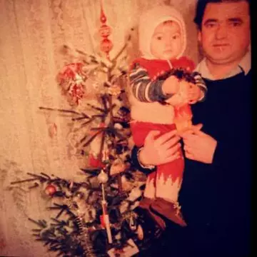 Facem pariu că HABAR NU AI cine e copila din imagine? Pont: e cântăreață și RUPE TOPURILE INTERNAȚIONALE