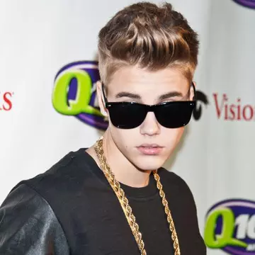 Poze: Justin Bieber a fost cool pe covoru roşu. Îţi place?